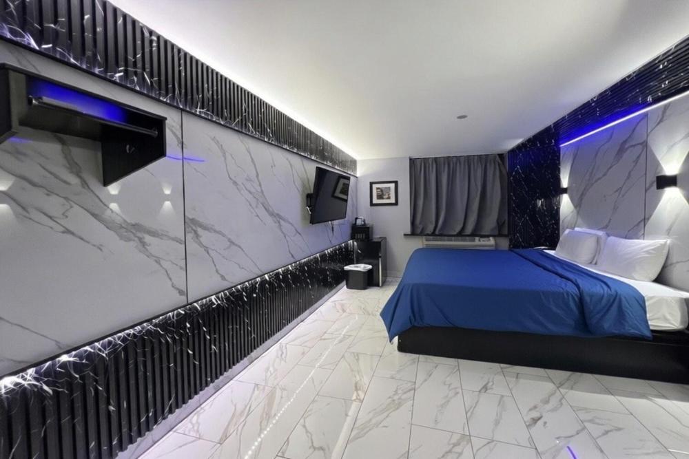 Standard King Room - Non-Smoking  interior